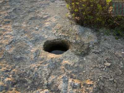 L'area ospitava anche delle abitazioni: questo piccolo cratere serviva a far fuoriuscire il fumo prodotto dal riscaldamento dell'acqua nelle stanze ricavate nella roccia 